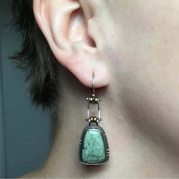 Elegant Green and Silver Dangle Earrings - Picture 5 of 5